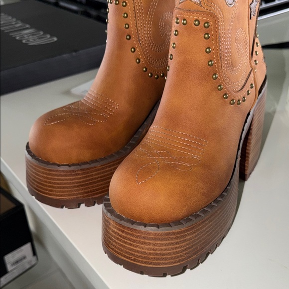 Current Mood Tan Embroidered Platform Western Heeled Boots - Picture 2 of 4